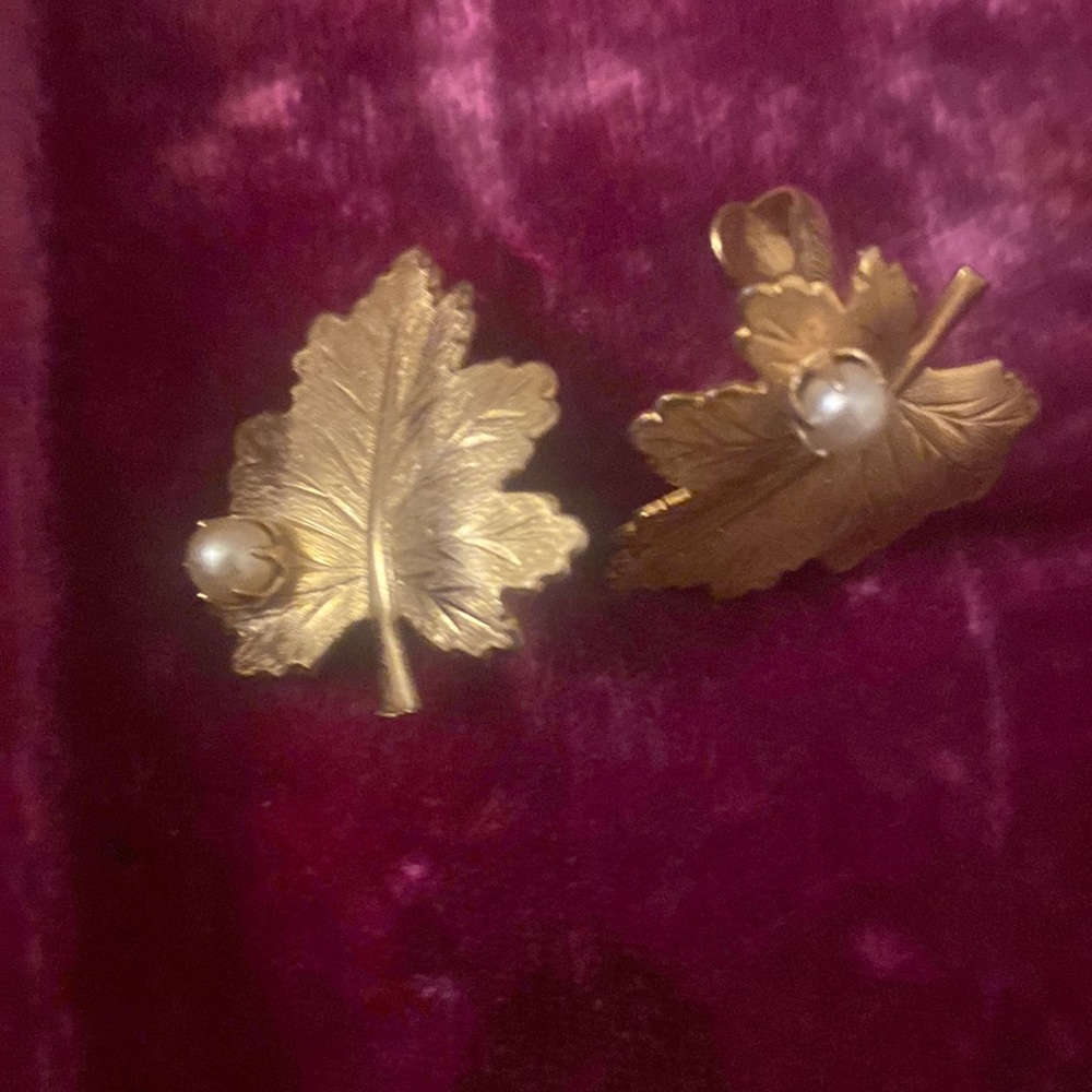 Gold leaf pearl clipon earrings
